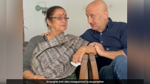 अनुपम खेर ने मां के साथ दिल छूने वाला वीडियो किया शेयर, फैंस हुए भावुक