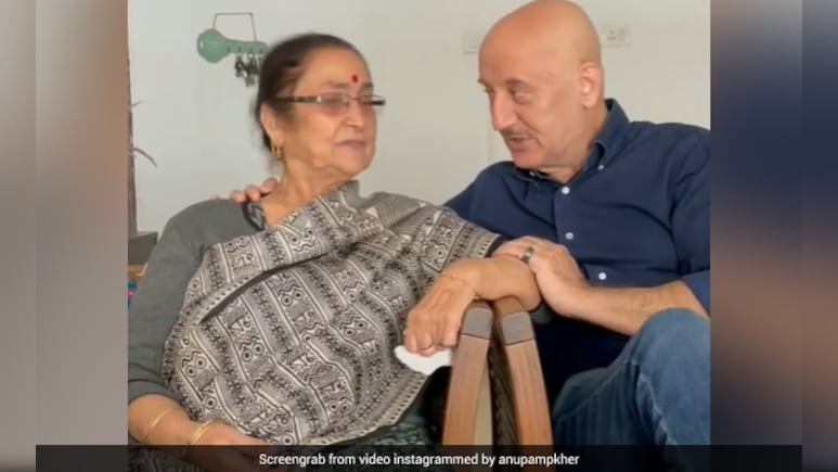 अनुपम खेर ने मां के साथ दिल छूने वाला वीडियो किया शेयर, फैंस हुए भावुक