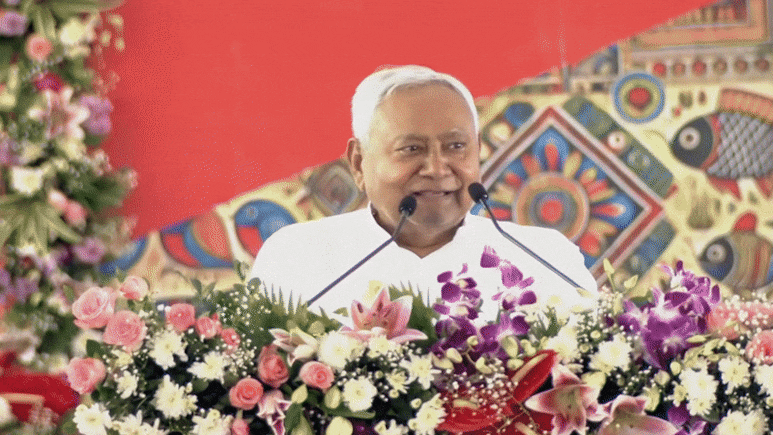 सीएम नीतीश ने किया 'नमन' तो पीएम मोदी ने मंच से सूद समेत लौटा दी तारीफ सीएम नीतीश ने किया 'नमन' तो पीएम मोदी ने मंच से सूद समेत लौटा दी तारीफ
