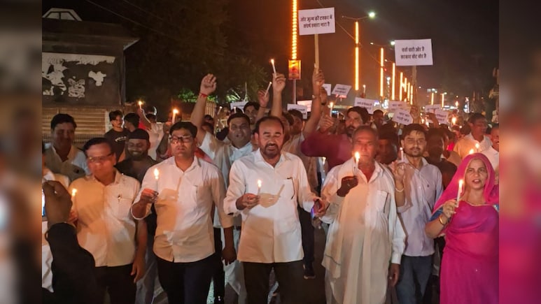 Rajasthan: कैंडल मार्च निकाल रहे थे कांग्रेसी नेता, गुटबाजी हो गई उजागर! नाराज प्रभारी बीच कार्यक्रम से ही लौटे