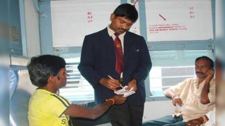 TC और TTE में क्या अंतर? हर रेल यात्री का होता है इनसे सामना, जानें वर्दी से लेकर सैलरी तक