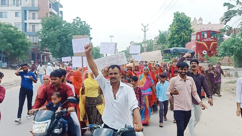 Rajasthan: बुलडोजर एक्शन के खिलाफ लोगों का प्रदर्शन, मुख्यमंत्री आवास योजना के घरों पर हुई थी कार्रवाई
