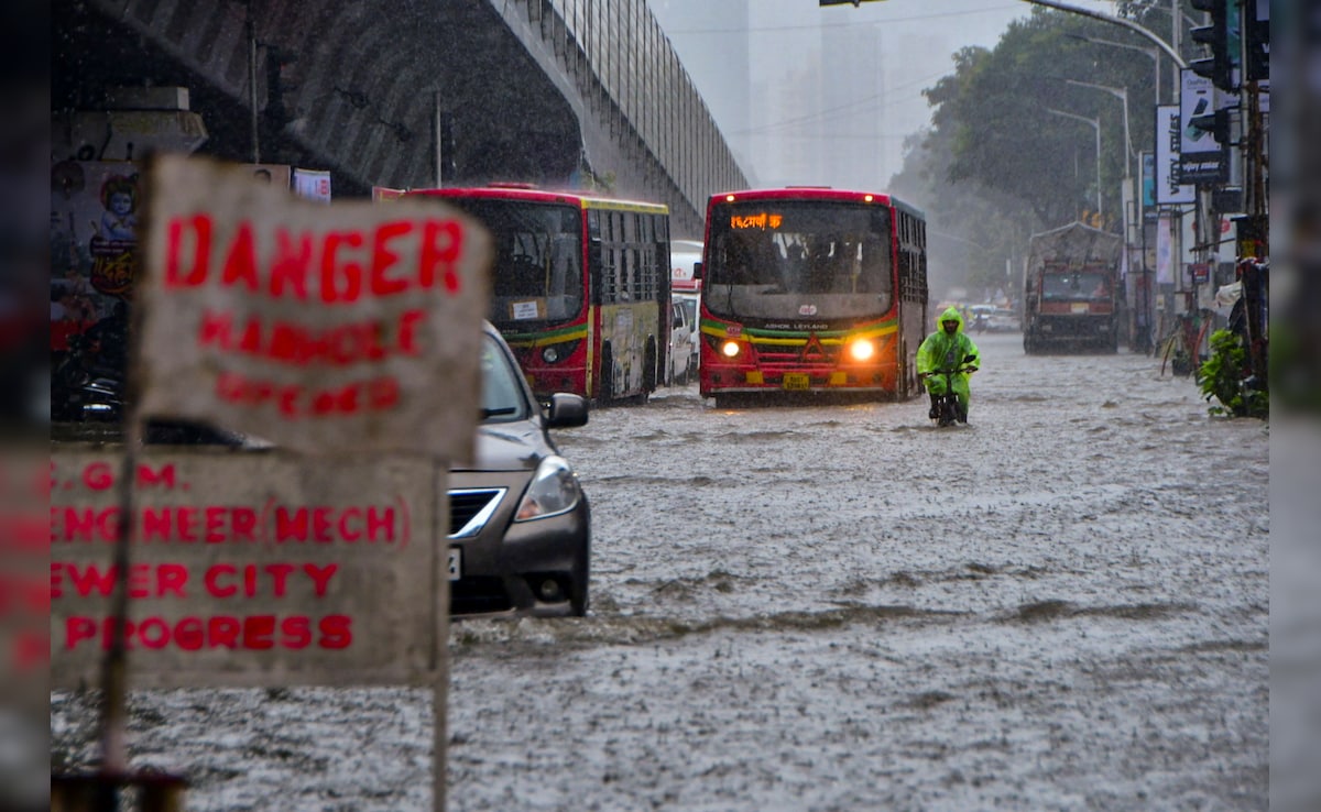 The heavy rainfall reduced the visibility drastically for the drivers, which affected vehicular movement in the city. The heavy rainfall reduced the visibility drastically for the drivers, which affected vehicular movement in the city.