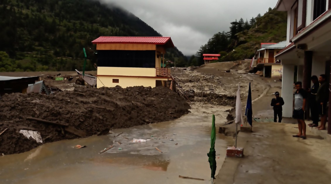 गंगोत्री के पास बनी झील से धराली में आ रहा पानी,बारिश भी तेज, रास्ता फिर बंद