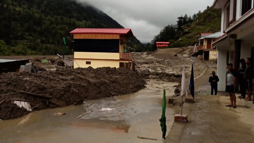 गंगोत्री में बनी झील से धराली में आ रहा पानी, लोगों से सुरक्षित जगहों पर जाने की अपील