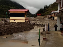 गंगोत्री में बनी झील से धराली में आ रहा पानी, लोगों से सुरक्षित जगहों पर जाने की अपील गंगोत्री में बनी झील से धराली में आ रहा पानी, लोगों से सुरक्षित जगहों पर जाने की अपील