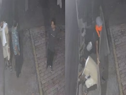 गजब! बिहार के मुजफ्फरपुर में चादर तानकर टायर की दुकान में घुसे चोर, CCTV में फंस गए गजब! बिहार के मुजफ्फरपुर में चादर तानकर टायर की दुकान में घुसे चोर, CCTV में फंस गए