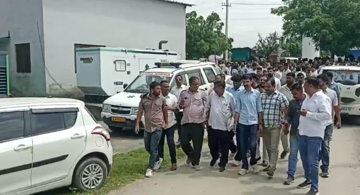 हेड कांस्टेबल की मौत पर परिजन मोर्चरी पर इकट्ठा हो गए. हेड कांस्टेबल की मौत पर परिजन मोर्चरी पर इकट्ठा हो गए.