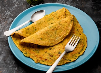 Besan Vs. Oats Cheela: Which Is Better For Your Weight Loss Journey