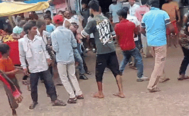 मिठाई की दुकान में सैंपल लेने गई खाद्य विभाग की टीम से मारपीट, अधिकारी के कपड़े फाड़े; सैंपल छीने