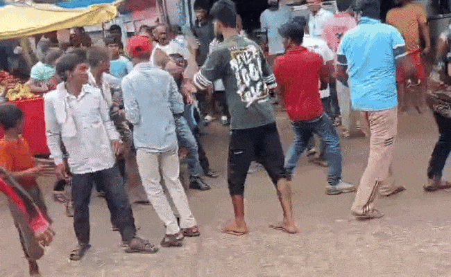 मिठाई की दुकान में सैंपल लेने गई खाद्य विभाग की टीम से मारपीट, अधिकारी के कपड़े फाड़े; सैंपल छीने मिठाई की दुकान में सैंपल लेने गई खाद्य विभाग की टीम से मारपीट, अधिकारी के कपड़े फाड़े; सैंपल छीने