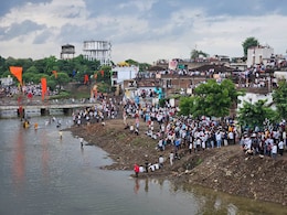 Stones Fly, Faith Stands Firm: 934 Injured In Madhya Pradesh's '<i>Gotmar</i>' Fair Stones Fly, Faith Stands Firm: 934 Injured In Madhya Pradesh's '<i>Gotmar</i>' Fair