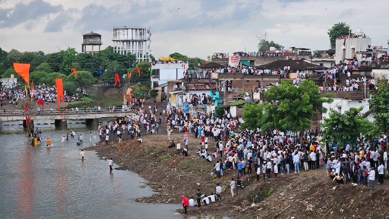 Stones Fly, Faith Stands Firm: 934 Injured In Madhya Pradesh's '<i>Gotmar</i>' Fair Stones Fly, Faith Stands Firm: 934 Injured In Madhya Pradesh's '<i>Gotmar</i>' Fair
