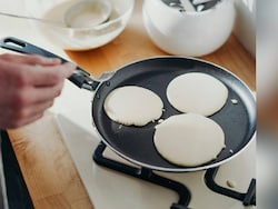 Non Stick Tawas Under 1000: कम कीमत में अपने किचन को करें अपग्रेड, ऑर्डर करें शानदार और प्रीमियम नॉन-स्टिक तवा