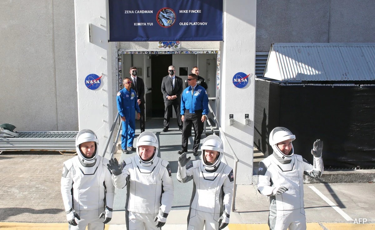 След близо пет месеца на борда на Международната космическа станция