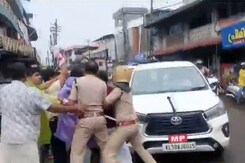 Protestors Block Kerala Congress MP's Car Over MLA Accused Of Harassment Protestors Block Kerala Congress MP's Car Over MLA Accused Of Harassment