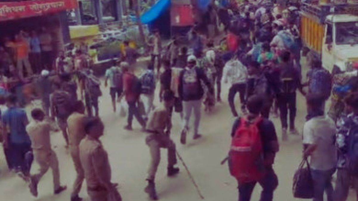 केदारनाथ जाने के लिए बेकाबू हुई भीड़, सोनप्रयाग में बैरिकेड तोड़ा, पुलिस ने लाठियां फटकार कर खदेड़ा
