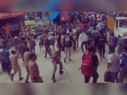 केदारनाथ जाने के लिए बेकाबू हुई भीड़, सोनप्रयाग में बैरिकेड तोड़ा, पुलिस ने लाठियां फटकार कर खदेड़ा केदारनाथ जाने के लिए बेकाबू हुई भीड़, सोनप्रयाग में बैरिकेड तोड़ा, पुलिस ने लाठियां फटकार कर खदेड़ा