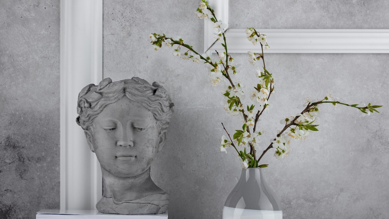 Fill empty spaces of your home with stylish showpieces