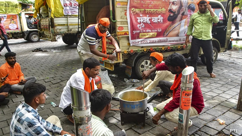 Bathing, Cooking, Dancing: Maratha Protesters Turn Mumbai's Heritage Zone Into Campsite Bathing, Cooking, Dancing: Maratha Protesters Turn Mumbai's Heritage Zone Into Campsite