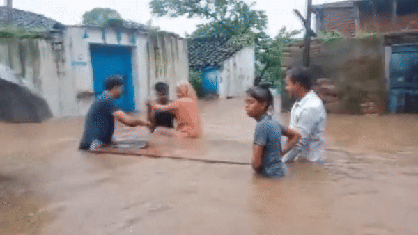 Rain Live Updates: MP में बारिश से बुरा हाल, जब रेहड़ी बनी नाव, पांव तक डूबी महिला को ऐसे बाहर निकाला