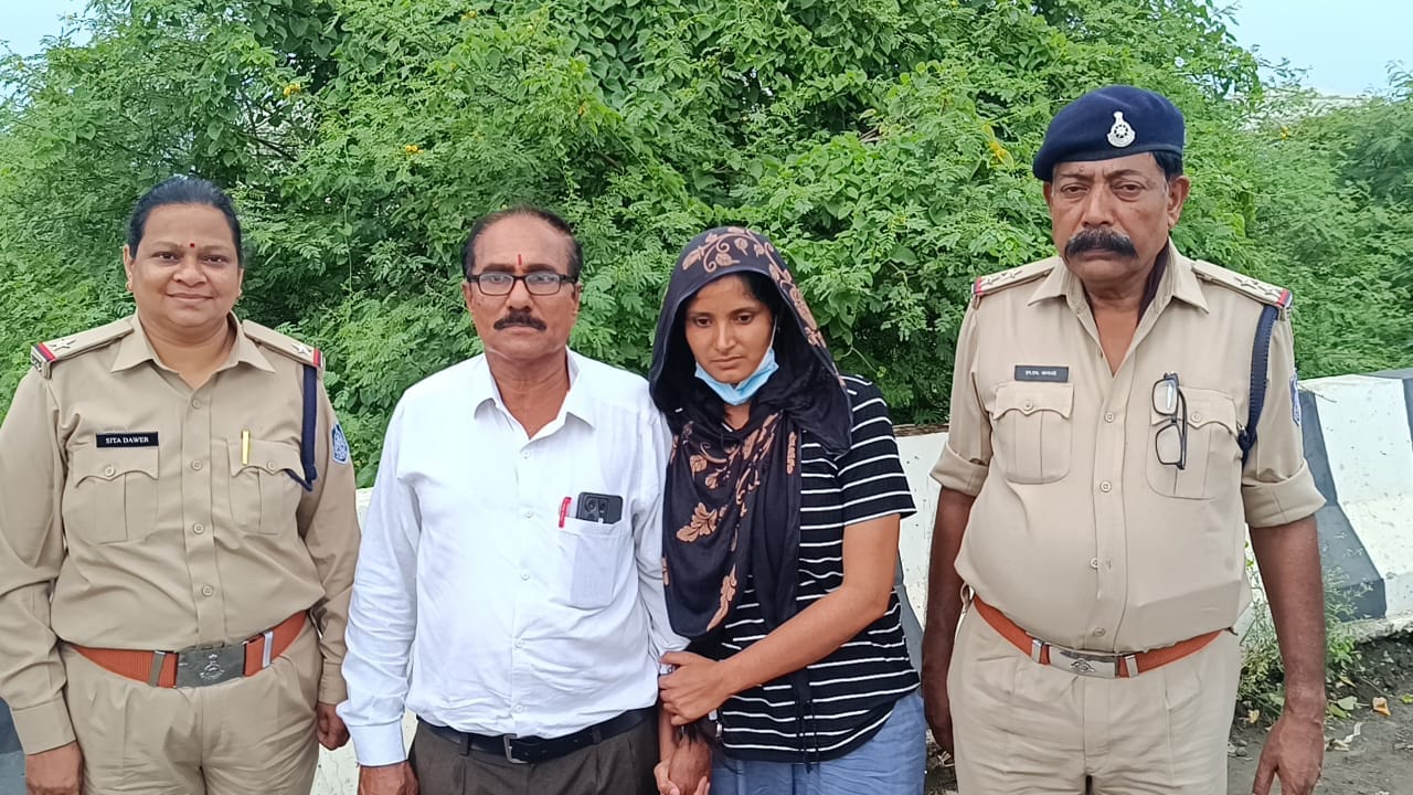जीआरपी टीम ने 13 दिन से लापता रही अर्चना तिवारी को परिवार को सौंपा जीआरपी टीम ने 13 दिन से लापता रही अर्चना तिवारी को परिवार को सौंपा