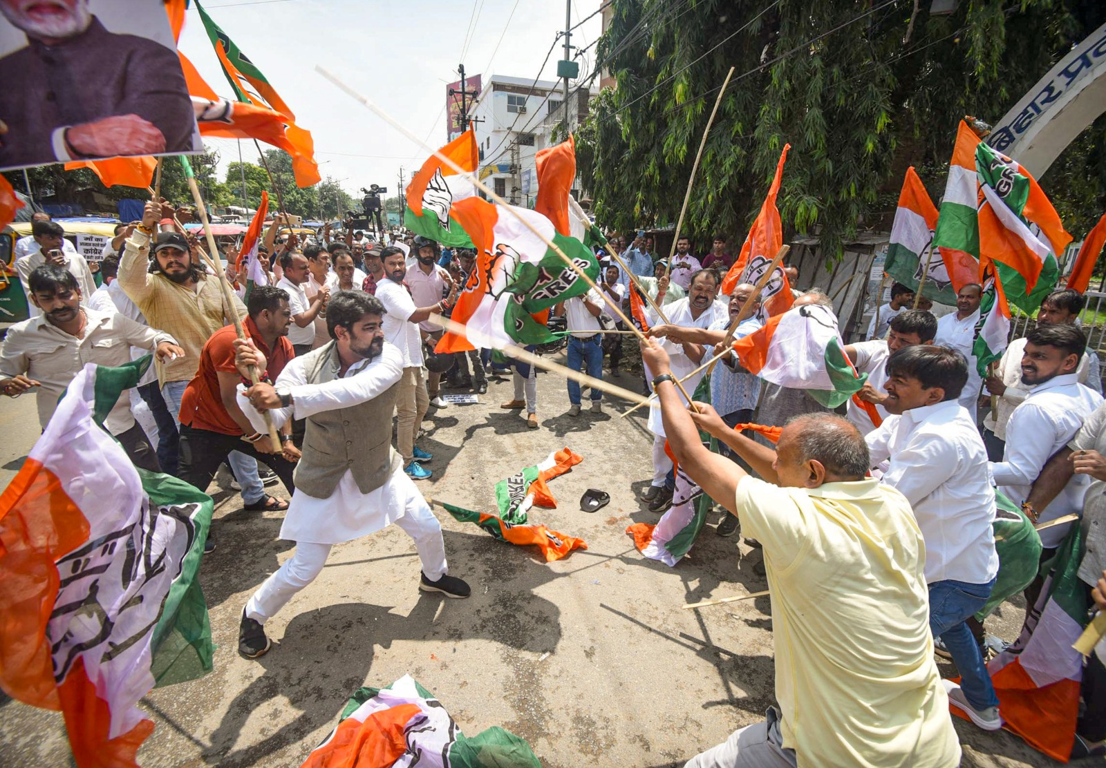 राहुल की रैली में PM मोदी के अपमान पर पटना में घमासान, BJP-कांग्रेस वर्कर्स में 'झंडों-डंडों' से युद्ध