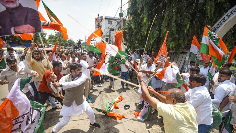 राहुल की रैली में PM मोदी के अपमान पर पटना में घमासान, BJP-कांग्रेस वर्कर्स में 'झंडों-डंडों' से युद्ध