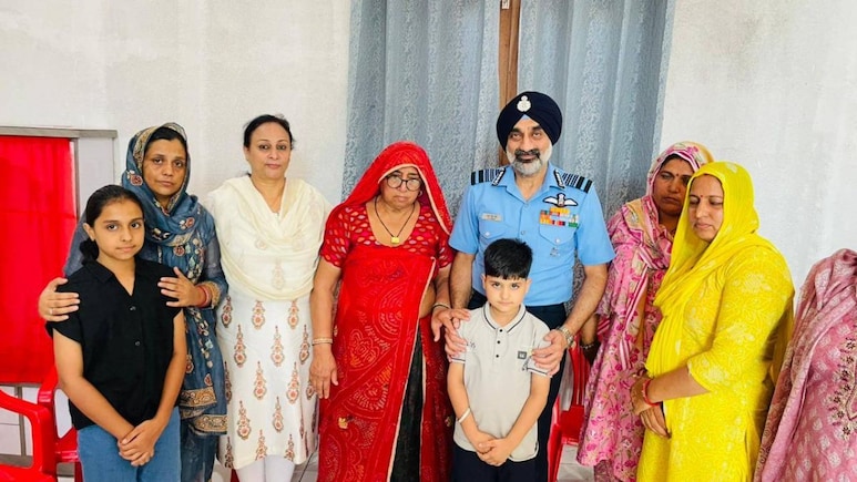 Rajasthan: शहीद सुरेंद्र कुमार के परिवार से मिलने झुंझुनूं पहुंचे एयर चीफ मार्शल, ऑपरेशन सिंदूर में गंवाई थी जान Rajasthan: शहीद सुरेंद्र कुमार के परिवार से मिलने झुंझुनूं पहुंचे एयर चीफ मार्शल, ऑपरेशन सिंदूर में गंवाई थी जान