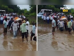 Hingoli News: स्मशानभूमीकडे जाण्यासाठी पूल नसल्याने गुडघाभर पाण्यातून अंत्ययात्रा