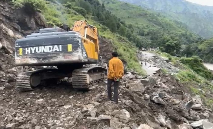 Ground Report: कहीं धंसी सड़क तो कहीं दरके पहाड़... उत्तरकाशी में अब कैसे हैं हालात, पढ़ें