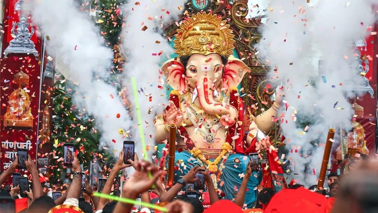 सार्वजनिक मंडळांना वर्गणी गोळा करण्यासाठी लागणार परवानगी, उल्लंघन केल्यास गुन्हा दाखल होणार