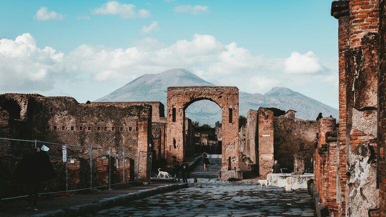 Tourist Caught Stealing Stones From Pompeii Archaeological Site, Where Theft Is Believed To Bring A Curse Tourist Caught Stealing Stones From Pompeii Archaeological Site, Where Theft Is Believed To Bring A Curse