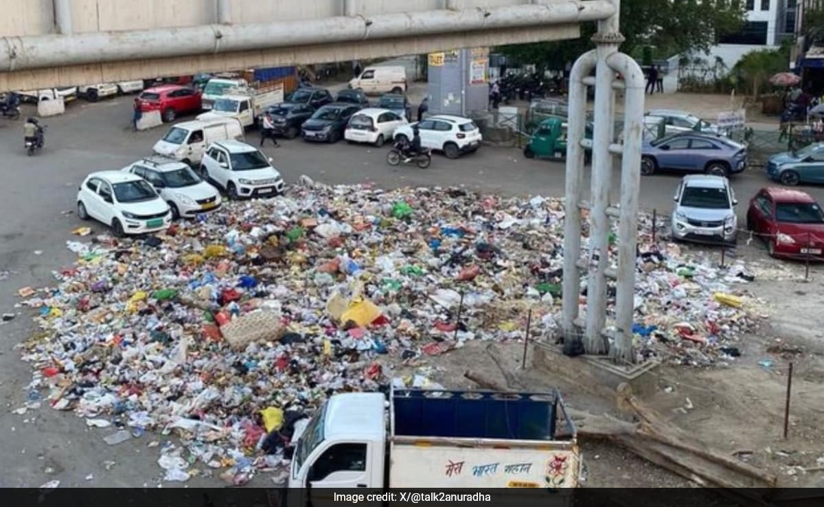 женската публикация в социалните медии за осеяна път в Гуруграм