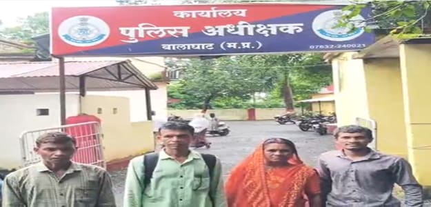 SP ऑफिस में गुहार! 51 हजार रुपये नहीं चुकाने पर समाज से बहिष्कृत हुआ ये परिवार SP ऑफिस में गुहार! 51 हजार रुपये नहीं चुकाने पर समाज से बहिष्कृत हुआ ये परिवार