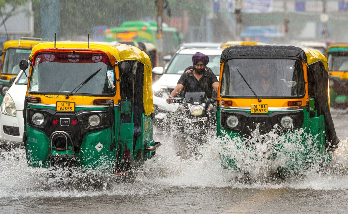 8 घंटों की बारिश से तरबतर हुई दिल्ली, नोएडा-गाजियाबाद में सड़कें बनीं तालाब, उत्तराखंड-हिमाचल में अलर्ट