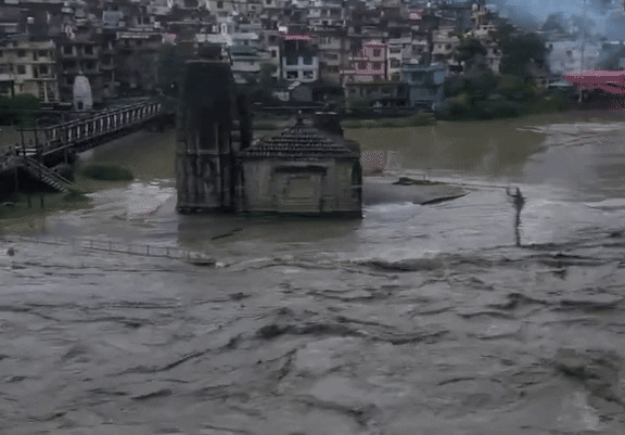 हिमाचल में आफत की बारिश...पंजवक्त्र महादेव मंदिर तक पहुंचा ब्यास नदी का पानी, देखिए वीडियो