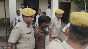 Rajasthan: पत्नी का गला काटने वाले हत्यारे पति को कोर्ट में वकीलों ने पीटा, पुलिस ने बचा कर जीप में बैठाया Rajasthan: पत्नी का गला काटने वाले हत्यारे पति को कोर्ट में वकीलों ने पीटा, पुलिस ने बचा कर जीप में बैठाया
