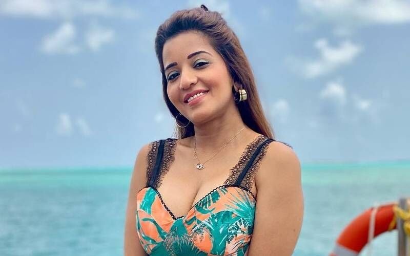 मोनालिसा के हरतालिका तीज लुक ने फैंस को बनाया दीवाना, गुलाबी साड़ी, सोने के गहने और सिंदूर में तस्वीरें वायरल