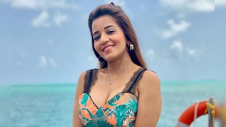 मोनालिसा के हरतालिका तीज लुक ने फैंस को बनाया दीवाना, गुलाबी साड़ी, सोने के गहने और सिंदूर में तस्वीरें वायरल