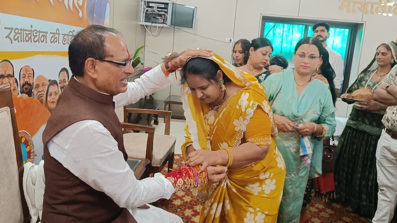 Shivraj Singh: पूर्व CM शिवराज सिंह ने भोपाल में मनाया रक्षाबंधन, महिलाओं ने मामा की कलाई पर बांधी राखी Shivraj Singh: पूर्व CM शिवराज सिंह ने भोपाल में मनाया रक्षाबंधन, महिलाओं ने मामा की कलाई पर बांधी राखी