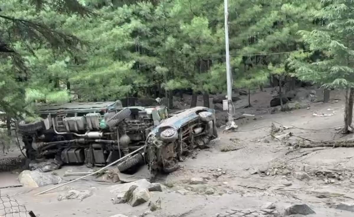 Счупени азбестови листове обърнати коли камъни навсякъде които представят мрачната