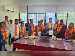 Nagpur MNS News: मनसेचे अभिनव आंदोलन! मनपा अधिकाऱ्यांना कोंबड्या भेट, कारण काय?