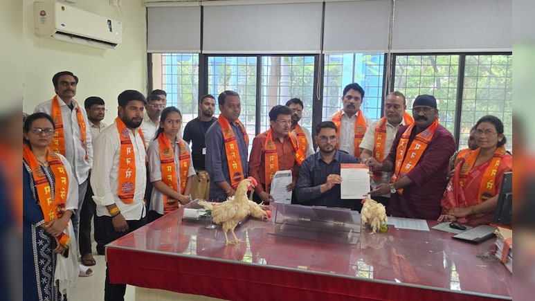 Nagpur MNS News: मनसेचे अभिनव आंदोलन! मनपा अधिकाऱ्यांना कोंबड्या भेट, कारण काय? Nagpur MNS News: मनसेचे अभिनव आंदोलन! मनपा अधिकाऱ्यांना कोंबड्या भेट, कारण काय?