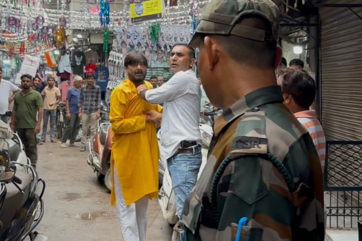 गांधीनगर में रेखा गुप्ता के कार्यक्रम में हंगामा करने वाला पुलिस हिरासत में. गांधीनगर में रेखा गुप्ता के कार्यक्रम में हंगामा करने वाला पुलिस हिरासत में.