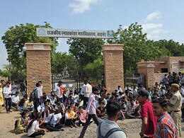 Rajasthan: बाड़मेर PG कॉलेज के छात्रों का DCA के खिलाफ 'हल्ला बोल, जमीन हड़पने का आरोप लगाते हुए उग्र आंदोलन की दी चेतावनी Rajasthan: बाड़मेर PG कॉलेज के छात्रों का DCA के खिलाफ 'हल्ला बोल, जमीन हड़पने का आरोप लगाते हुए उग्र आंदोलन की दी चेतावनी