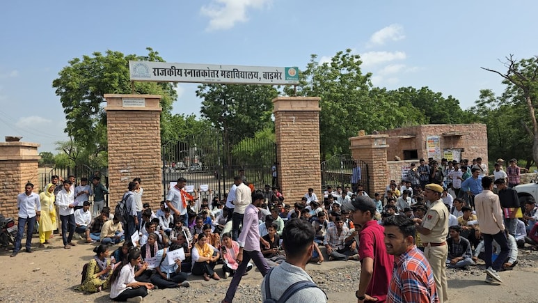 Rajasthan: बाड़मेर PG कॉलेज के छात्रों का DCA के खिलाफ 'हल्ला बोल, जमीन हड़पने का आरोप लगाते हुए उग्र आंदोलन की दी चेतावनी Rajasthan: बाड़मेर PG कॉलेज के छात्रों का DCA के खिलाफ 'हल्ला बोल, जमीन हड़पने का आरोप लगाते हुए उग्र आंदोलन की दी चेतावनी