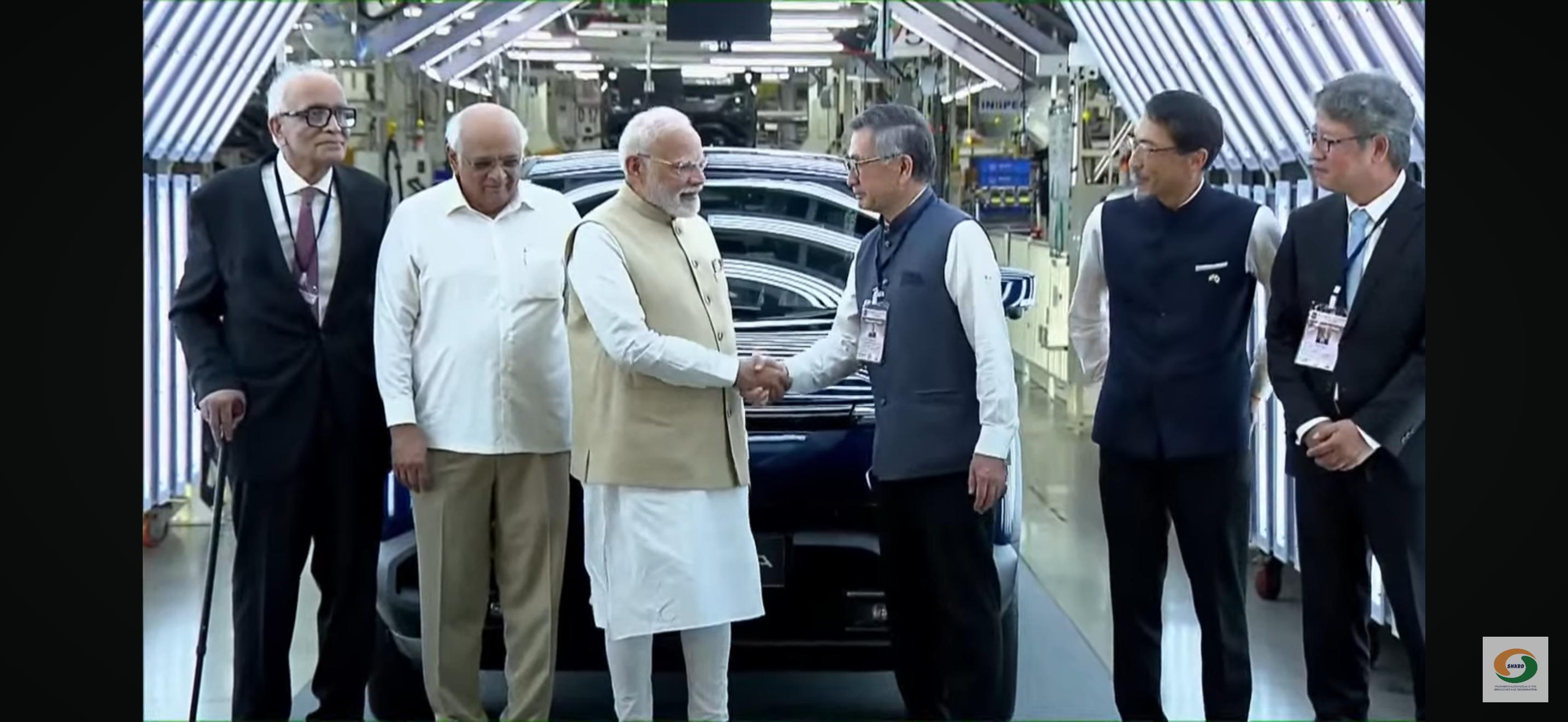 PM मोदी ने गुजरात में EV प्लांट को दिखाई हरी झंडी, 100 देशों को निर्यात होंगे वाहन