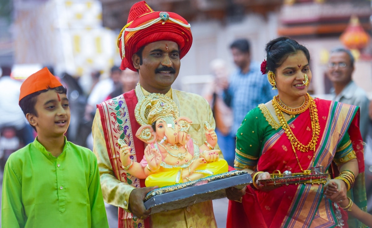 महाराष्ट्र के आठ पवित्र स्थानों पर स्थित मंदिर गणेश भक्तों के लिए विशेष महत्व रखते हैं. महाराष्ट्र के आठ पवित्र स्थानों पर स्थित मंदिर गणेश भक्तों के लिए विशेष महत्व रखते हैं.
