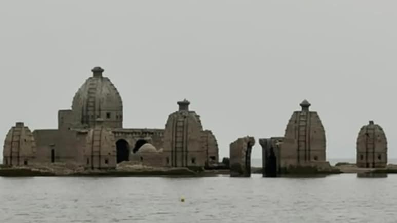 8 महीने जलमग्न रहता है ये शिवालय, पांडव निर्मित मंदिर के नीचे हैं 'स्वर्ग की सीढ़ियां' 8 महीने जलमग्न रहता है ये शिवालय, पांडव निर्मित मंदिर के नीचे हैं 'स्वर्ग की सीढ़ियां'